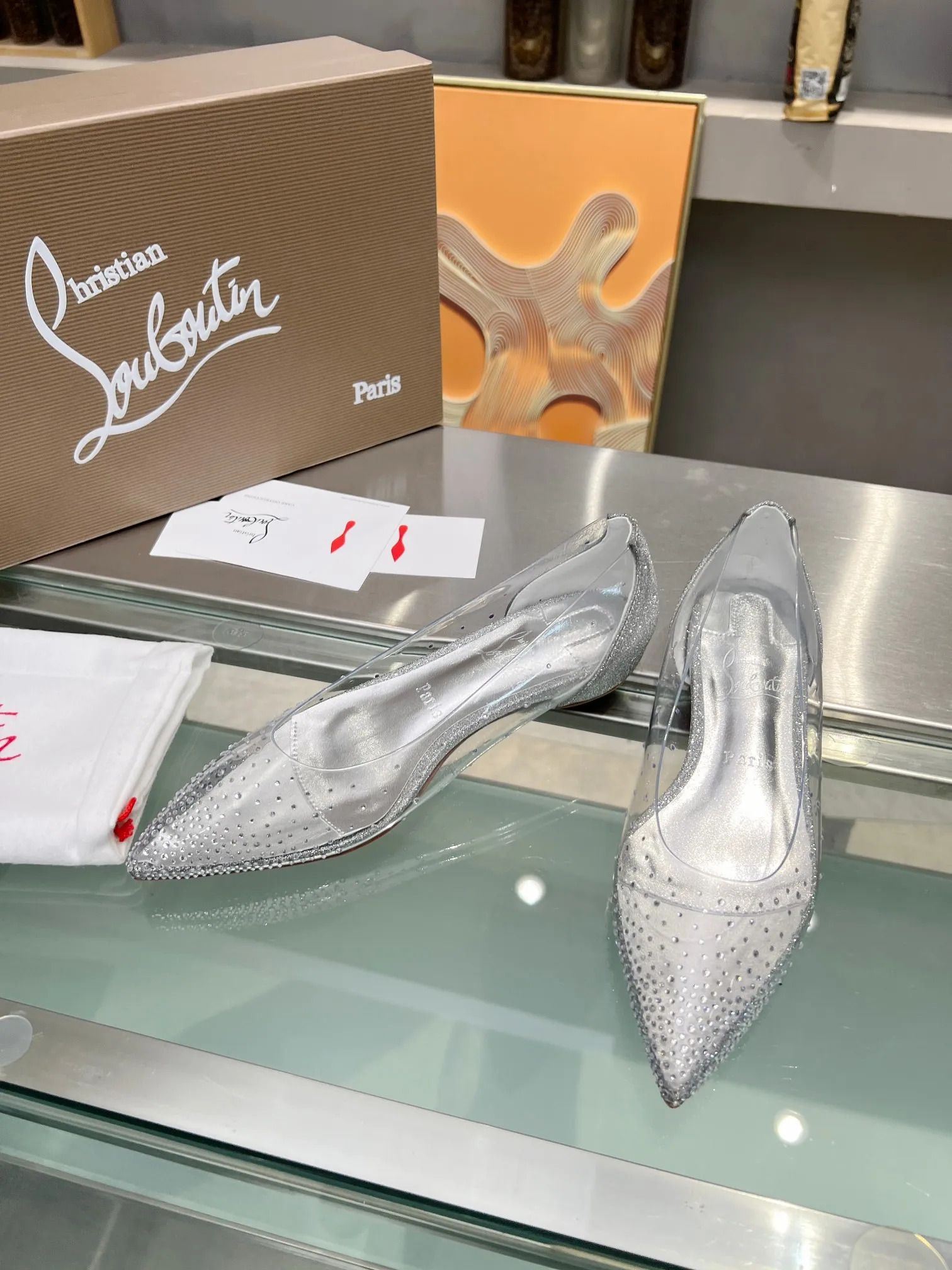👟👟Ex-factory price 560👟👟 Christian Louboutin CL red-soled shoes‖ Globally limited edition! Blessings from Las Vegas❤ Inspired by the colorful neon of Las Vegas🎆 Handmade, exquisite craftsmanship❗Collectible work❗ Absolutely eye-catching presence🌟 Transparent PVC ironed with various crystal diamonds, very delicate, too beautiful, too beautiful, too beautiful. Stiletto fashion sandals are simply irresistible. Sexy goddess releases invincible femininity. The gorgeous red sole is like the red carpet the queen steps on when she ascends to the top. Her aura will be full in every minute. Whether in love or in the workplace, she will be popular to the end. Extraordinarily fascinating and full of femininity! Suitable for all kinds of parties 💎 Unbeatable classic, all original one-to-one mold customization 🍳Fabric: original material PVC/mesh 🍳Inner: imported soft sheepskin lining feet 🍳Outsole: original genuine leather sole 🍳Heel height: flat bottom increased by 3cm/8.5cm/10.5cm 🍳Color: gold, silver, black, white 🍳Size : 35-39 (40/41/42/43 customized, non-returnable) standard code 🍳Packing: with cloth bag, card